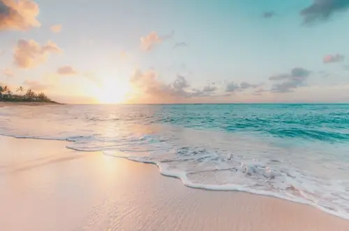 Plage turquoise au coucher de soleil